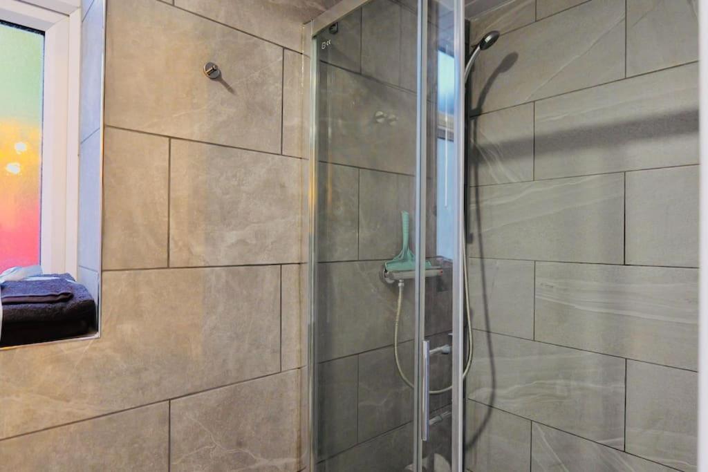 Two Bedroom Flat Near Transport & Shops London Kültér fotó