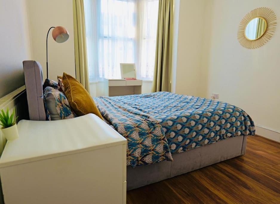 Two Bedroom Flat Near Transport & Shops London Kültér fotó