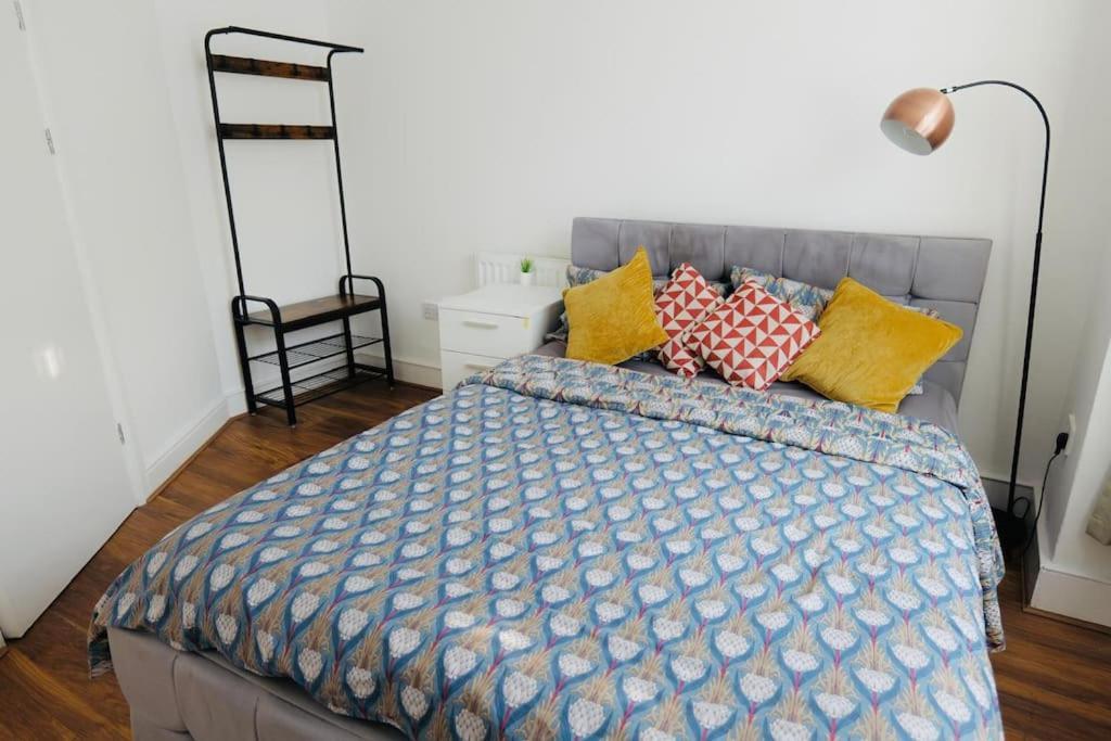 Two Bedroom Flat Near Transport & Shops London Kültér fotó