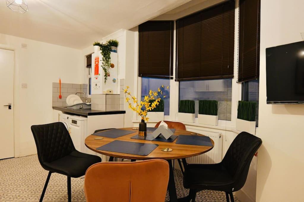 Two Bedroom Flat Near Transport & Shops London Kültér fotó
